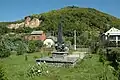 Mémorial des victimes de la Seconde Guerre mondiale et du stalinisme, dans la cour de l'école locale au centre du village.