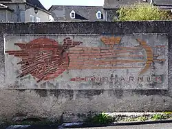 Photographie en couleurs d'un mur portant l'inscription : BENEHARNUM.