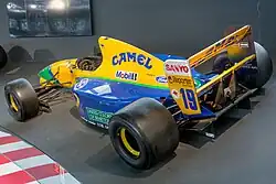 Photo d'une monoplace jaune, bleue et verte en exposition