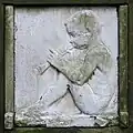 Garçon assis jouant de la flute de 1906; tombe au cimetière de l'est de  Dortmund