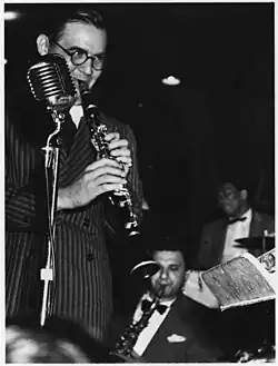 Description de l'image Benny Goodman with Sid Catlett (William P. Gottlieb).jpg.