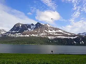 Vue de Bentsjordtinden depuis Kvaløya au nord-ouest.