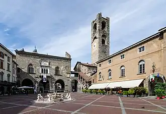 Piazza vecchia et palais du Podestat à Bergame.