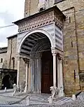 Dans la scène du début, William Wilson entre précipitemment dans la basilique Santa Maria Maggiore par ce portail sud (dit « Porte des Lions Blancs »).