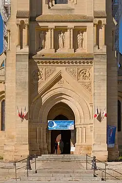 Le portail principal.