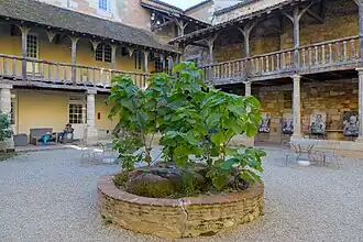 Le cloître des Récollets.