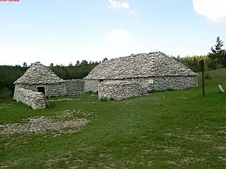 Jas des Terres du Roux avec sa bergerie, sa cabane de berger et sa citerne couverte.