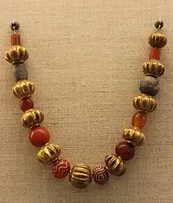 Collier en or et en pierres semi-précieuses (cornaline, lapis-lazuli, agate, cristal de roche) provenant de la tombe no&nbsp;20.