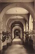 Couloir du pensionnat rue de la loi vers 1900.