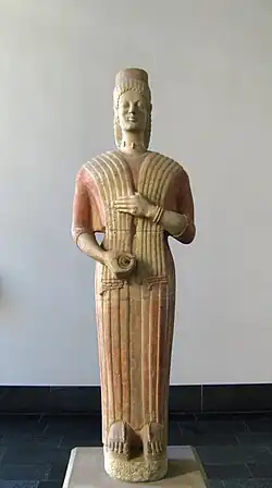 Statue funéraire. Sud Attique, v. 570. Marbre de l'Hymette, H. 192,5&nbsp;cm. avec couronne et plinthe, sinon 1,77&nbsp;m. Pigments. Altes Museum.