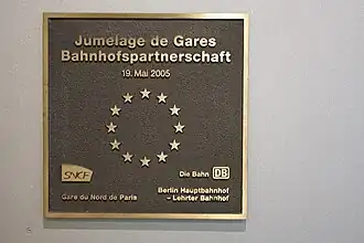 Plaque du jumelage entre la gare de Paris-Nord et la gare centrale de Berlin.