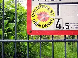 Autocollant à Berlin-Schöneberg indiquant : « Chemtrails ? Non merci ».