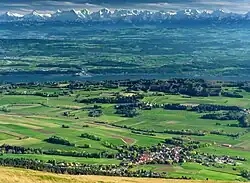 Vue sur le plateau suisse, le lac de Bienne, le canal de Hagneck et les Alpes bernoises.