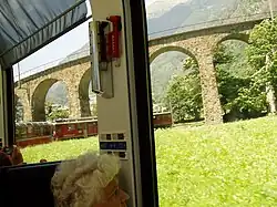 Le Bernina express sous le viaduc hélicoïdal de Brusio.