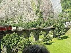 Le Bernina express sur le viaduc hélicoïdal de Brusio.