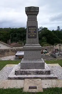 Le monument aux morts dans le cimetière (juil.&nbsp;2011).