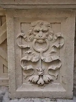 Bernuy : masque de lion, rubans.