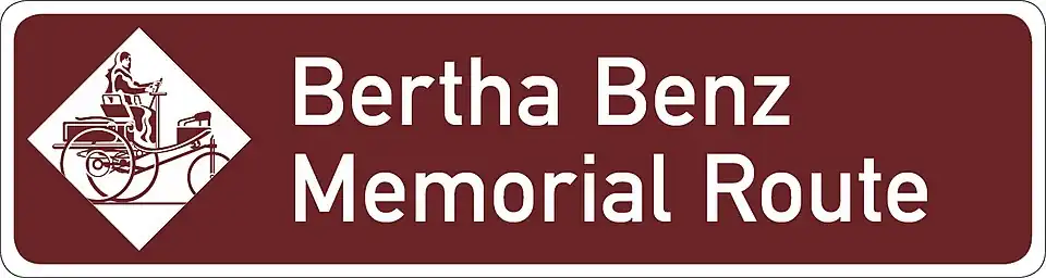 Logo officiel du Bertha Benz Memorial Route, commémorant le record mondial de la plus longue distance parcourue par une automobile, entre Mannheim et Pforzheim en 1888 (104&nbsp;km).