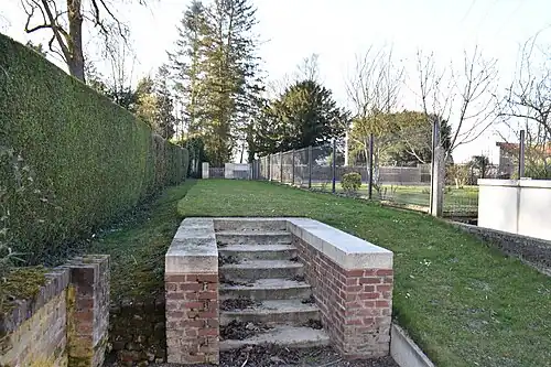 Sentier d'accès au cimetière.