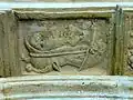 Bas-relief sous l'architrave.