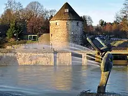 Avec la statue jet d'eau « Le Minotaure »