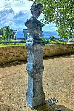 Statue d'Henriette de Crans.