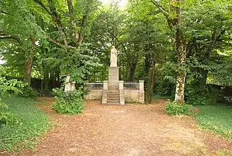 Statue de saint Second(1854) dans un enclos où saints Friard et Second devaient cultiver leur jardin.