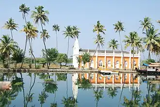 Une église catholique orientale dans les Backwaters, au Kuttanad. Une région de culture intensive, gagnée sur les eaux par poldérisation.