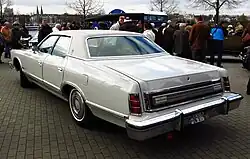 Ford LTD Landau à toit rigide 4 portes avec montants