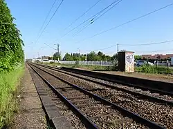Les anciens quais sur la ligne de Fives à Hirson, vus en 2013.