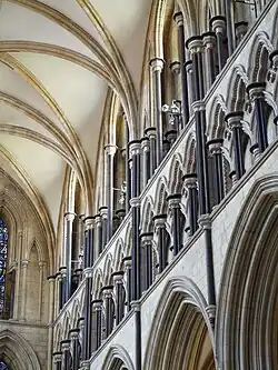 Transept sud de l'abbatiale de Beverley (XIIIe&nbsp;siècle), richement décorée de colonnes en marbre de Purbeck.