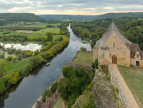 La chapelle et la Dordogne.