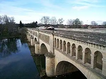 Pont canal permettant au canal du Midi de franchir le cours de l’Orb à Béziers.