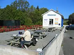 Terminus des draisines devant le bâtiment de la gare.