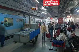 Le Quai 1 à la Gare de New Delhi, un matin d'hiver, le Bhopal Shatabdi Express y est stationné.