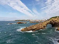 Vue de l'océan Atlantique avec au fond une plage et la ville de Biarritz.