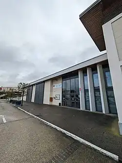 Bibliothèque municipale Pénélope-Bagieu (à droite), salle communale (à gauche rideaux fermés)