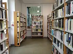 Des rayons de livres dans la médiathèque municipale.