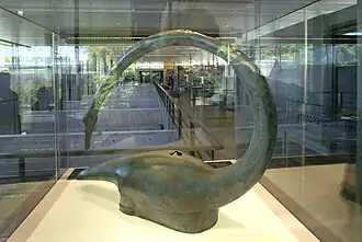 Copie de casque en bronze orné d'un volatile (IIIe-IIe&nbsp;siècle&nbsp;av. J.-C. provenant du sanctuaire de Tintignac (Corrèze).