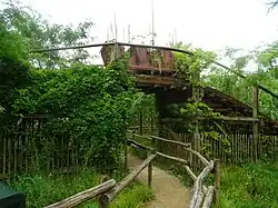 Un wagon sur un ancien morceau de parcours.