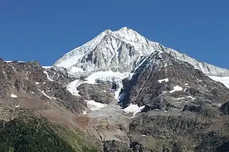 Vue du glacier du Birch sous le Bietschhorn (au centre) et le Petit Nesthorn (à droite) en 2010.