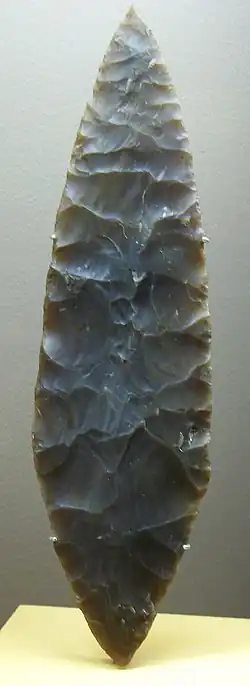 Outil en « feuille de laurier », Solutréen (22&nbsp;000-17&nbsp;000&nbsp;BP).