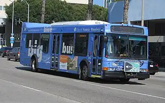 Vue d'un bus bleu à destination de Santa Monica.