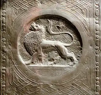 Le lion, emblème traditionnel de Juda. Porte de l'hôpital Bikur Cholim à Jérusalem réalisée par Ze'ev Raban&nbsp;(en).