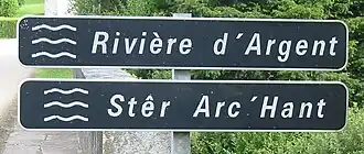 Signalisation bilingue avec deux panneaux E32.