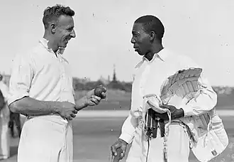 Bill Hunt (à gauche) avec Learie Constantine en 1930.