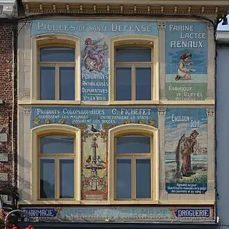 Façade de la pharmacie Milet, carreaux émaillés réalisés par Céramiques d'art Helman de Bruxelles (classé le 8 mai 2009).