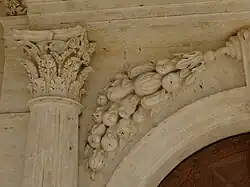 Détails de l'avant-porche.