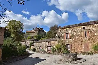 La place devant l'église.