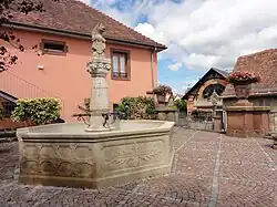 Fontaine du Lion (1550),rue Principale.